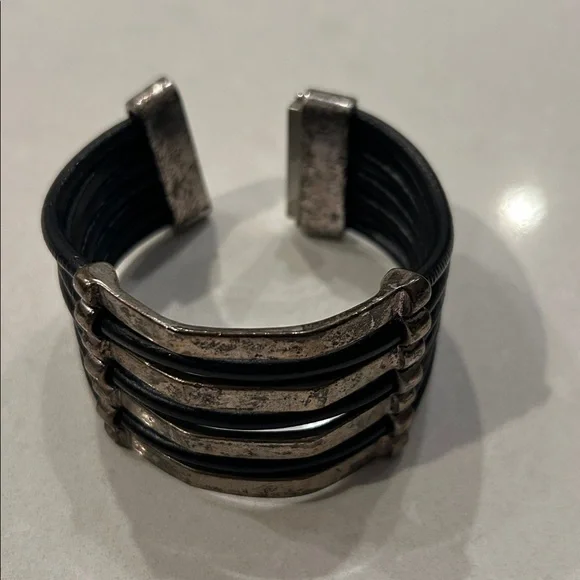 Vintage looking Black Leather and Metal Multi-Band Bracelet - Picture 5 of 6